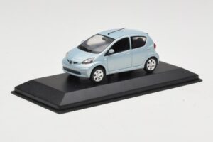 Toyota Aygo Light Blue Metallic Minichamps 1:43 TOYOTA012 Metal - imagem 2 de 4