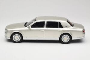 Toyota Century Silver Metallic Kyosho 1:18 KSR18036S Metal - imagem 3 de 6