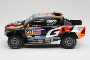 Toyota GR DKR Hilux Evo #211 H. Lategan / B. Cummings Rally Dakar 2025 IXO 1:18 18RMC237 Metal - imagem 3 de 6