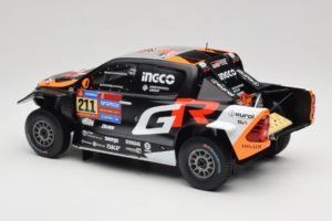 Toyota GR DKR Hilux Evo #211 H. Lategan / B. Cummings Rally Dakar 2025 IXO 1:18 18RMC237 Metal - imagem 5 de 6