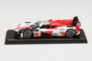 Toyota GR010 Hybrid Hypercar #8 S. Buemi / B. Hartley / R. Hirakawa Toyota Gazoo Racing 24 Hours of Le Mans 2023 Spark 1:43 T - imagem 2 de 4