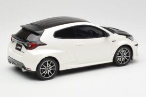Toyota GRMN Yaris Rally Package Branco Otto 1:18 OT1071 Resina - imagem 2 de 6