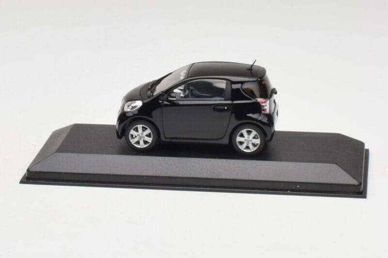 Toyota iQ Preto Mica Minichamps 1:43 403166803 Metal