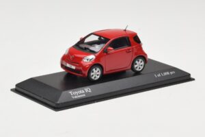 Toyota iQ Vermelho Minichamps 1:43 400166800 Metal - imagem 2 de 4