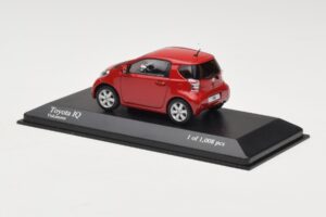 Toyota iQ Vermelho Minichamps 1:43 400166800 Metal - imagem 3 de 4