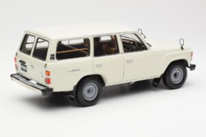 Toyota Land Cruiser J60 Branco Kyosho 1:18 08956W Metal - imagem 3 de 8