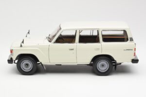 Toyota Land Cruiser J60 Branco Kyosho 1:18 08956W Metal - imagem 4 de 8