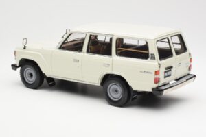 Toyota Land Cruiser J60 Branco Kyosho 1:18 08956W Metal - imagem 7 de 8