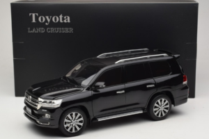 Toyota Land Cruiser LC200 Preto Kengfai 1:18 KF024-13 Metal - imagem 8 de 8
