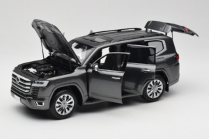 Toyota Land Cruiser LC300 ZX Cinzento LCD 1:18 LCD18013-ZX-GR Metal - imagem 2 de 8