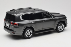 Toyota Land Cruiser LC300 ZX Cinzento LCD 1:18 LCD18013-ZX-GR Metal - imagem 3 de 8