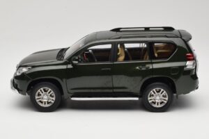 Toyota Land Cruiser Prado J150 Verde Paudi Model 1:18 623132-GR Metal - imagem 4 de 8