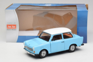 Trabant 601 Deluxe Azul Branco Sun Star 1:18 4286 Metal - imagem 6 de 6
