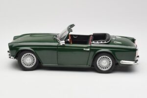 Triumph TR4 British Racing Green Revell 1:18 08827-T1 Metal - imagem 4 de 8
