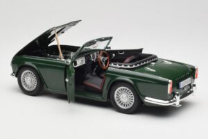 Triumph TR4 British Racing Green Revell 1:18 08827-T1 Metal - imagem 5 de 8