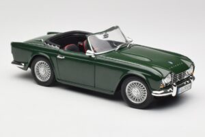 Triumph TR4 British Racing Green Revell 1:18 08827-T1 Metal - imagem 6 de 8
