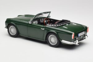Triumph TR4 British Racing Green Revell 1:18 08827-T1 Metal - imagem 7 de 8