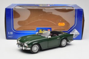 Triumph TR4 British Racing Green Revell 1:18 08827-T1 Metal - imagem 8 de 8