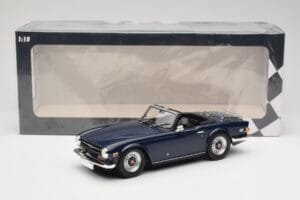 Triumph TR6 PI Azul Escuro Minichamps 1:18 155132032 Metal - imagem 6 de 6