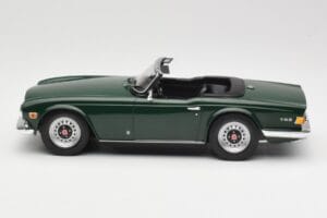 Triumph TR6 PI Verde Escuro Minichamps 1:18 155132030 Metal - imagem 3 de 6