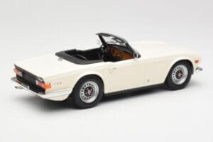 Triumph TR6 PI Branco Minichamps 1:18 155132035 Metal - imagem 2 de 6