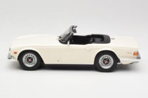Triumph TR6 PI Branco Minichamps 1:18 155132035 Metal - imagem 3 de 6