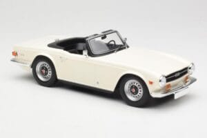 Triumph TR6 PI Branco Minichamps 1:18 155132035 Metal - imagem 4 de 6