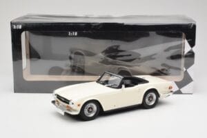 Triumph TR6 PI Branco Minichamps 1:18 155132035 Metal - imagem 6 de 6