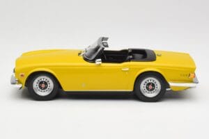 Triumph TR6 RHD Amarelo Minichamps 1:18 155132034 Metal - imagem 3 de 6