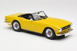 Triumph TR6 RHD Amarelo Minichamps 1:18 155132034 Metal - imagem 4 de 6
