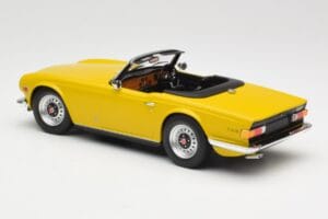 Triumph TR6 RHD Amarelo Minichamps 1:18 155132034 Metal - imagem 5 de 6