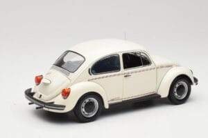 Volkswagen 1200 Jeans Bug Branco Minichamps 1:18 150057101 Metal - imagem 3 de 8