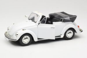 Volkswagen 1302 LS Cabriolet Branco Revell 1:18 8415 Metal - imagem 2 de 8