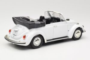 Volkswagen 1302 LS Cabriolet Branco Revell 1:18 8415 Metal - imagem 3 de 8