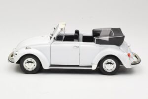 Volkswagen 1302 LS Cabriolet Branco Revell 1:18 8415 Metal - imagem 4 de 8