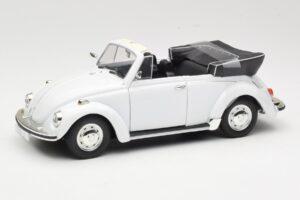 Volkswagen 1302 LS Cabriolet Branco Revell 1:18 8415 Metal