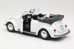 Volkswagen 1302 LS Cabriolet Branco Revell 1:18 8415 Metal - imagem 5 de 8