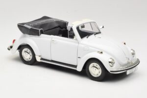 Volkswagen 1302 LS Cabriolet Branco Revell 1:18 8415 Metal - imagem 6 de 8