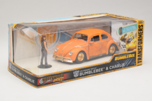 Volkswagen Beetle Bumblebee Transformers With Figure Metals Diecast 1:24 30114 Metal - imagem 2 de 3