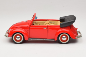 Volkswagen Beetle Cabriolet Vermelho Maisto 1:18 56010 Metal - imagem 4 de 8