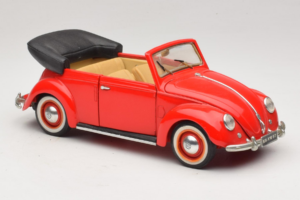 Volkswagen Beetle Cabriolet Vermelho Maisto 1:18 56010 Metal - imagem 6 de 8