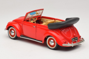 Volkswagen Beetle Cabriolet Vermelho Maisto 1:18 56010 Metal - imagem 7 de 8