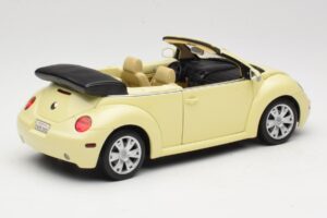 Volkswagen Beetle Cabriolet Amarelo Gate 1:18 VW24108 Metal - imagem 3 de 8