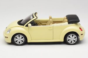 Volkswagen Beetle Cabriolet Amarelo Gate 1:18 VW24108 Metal - imagem 4 de 8