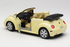 Volkswagen Beetle Cabriolet Amarelo Gate 1:18 VW24108 Metal - imagem 5 de 8