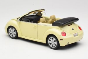 Volkswagen Beetle Cabriolet Amarelo Gate 1:18 VW24108 Metal - imagem 7 de 8