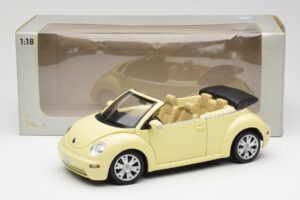 Volkswagen Beetle Cabriolet Amarelo Gate 1:18 VW24108 Metal - imagem 8 de 8