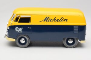 Volkswagen T1 Combi Michelin Preto & Amarelo Solido 1:18 9406 Metal - imagem 4 de 8
