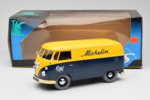Volkswagen T1 Combi Michelin Preto & Amarelo Solido 1:18 9406 Metal - imagem 8 de 8