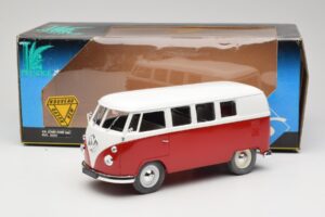 Volkswagen Combi T1 Vermelho & Branco Solido 1:18 8031 Metal - imagem 8 de 8